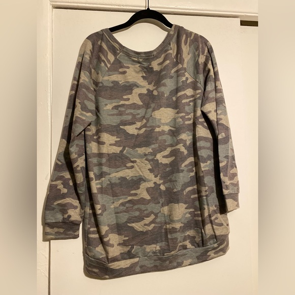 💚3 for $10!💚 Charlotte Russe Faded Camoflage Shirt - size Medium - Picture 4 of 4